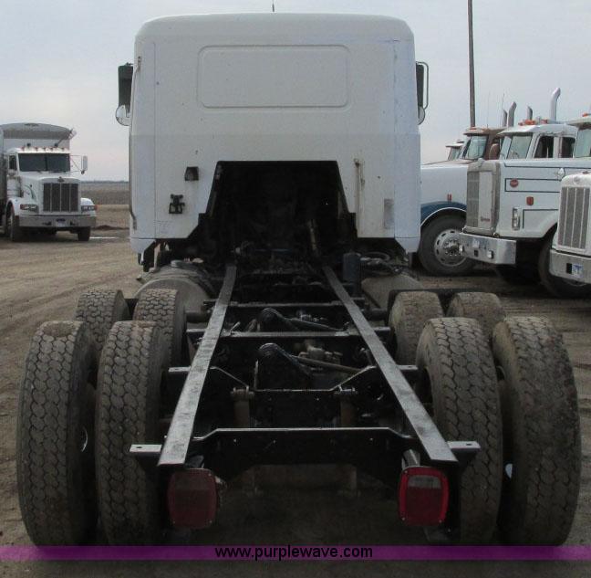 image for item E5031 1988 Mack MH613 semi truck