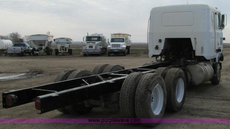 image for item E5031 1988 Mack MH613 semi truck