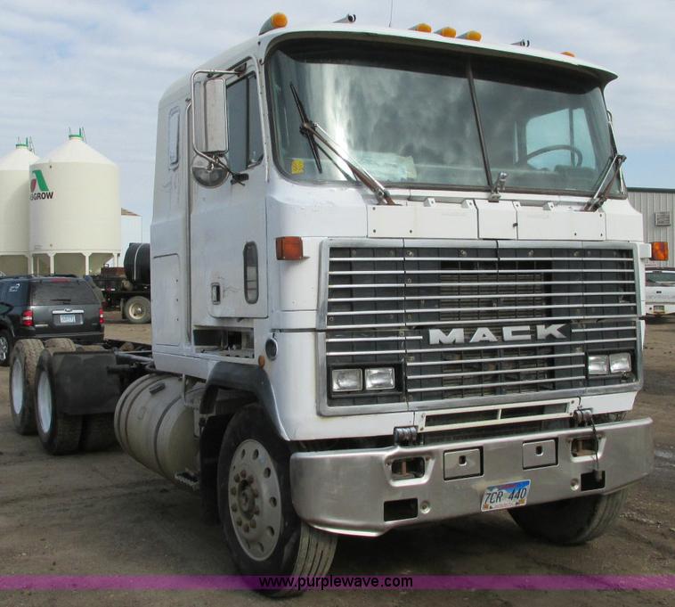 image for item E5031 1988 Mack MH613 semi truck