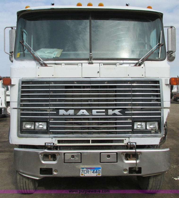 image for item E5031 1988 Mack MH613 semi truck