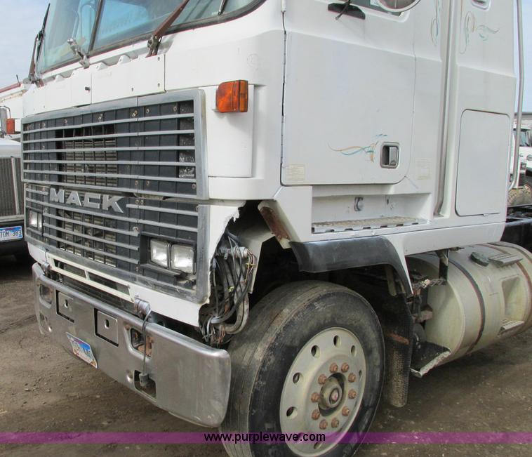 image for item E5031 1988 Mack MH613 semi truck