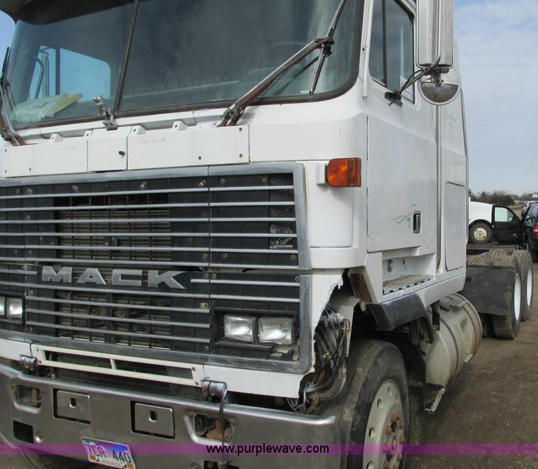 image for item E5031 1988 Mack MH613 semi truck