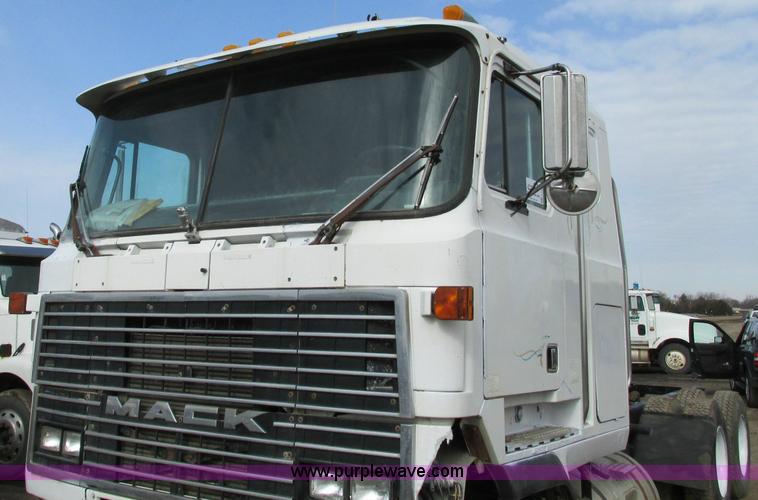 image for item E5031 1988 Mack MH613 semi truck