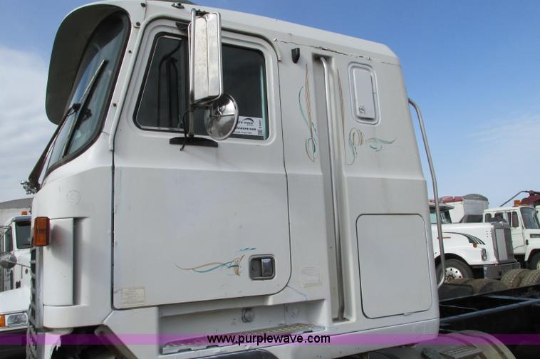 image for item E5031 1988 Mack MH613 semi truck