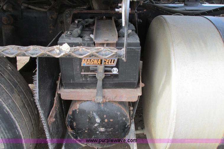 image for item E5031 1988 Mack MH613 semi truck