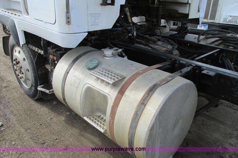 image for item E5031 1988 Mack MH613 semi truck