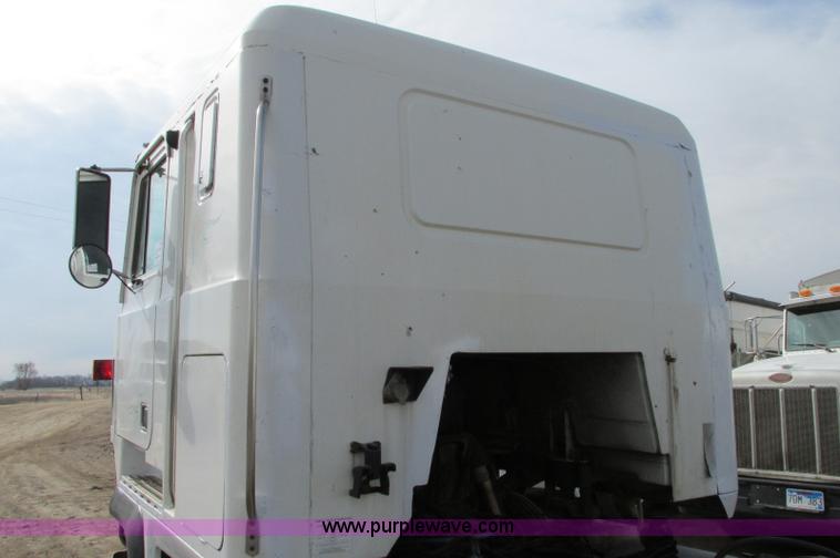 image for item E5031 1988 Mack MH613 semi truck