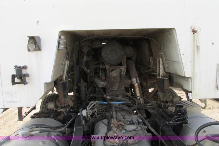 image for item E5031 1988 Mack MH613 semi truck