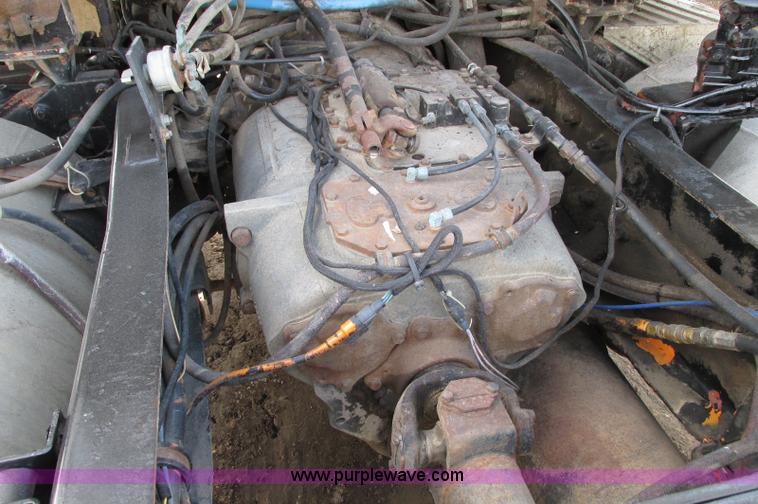 image for item E5031 1988 Mack MH613 semi truck