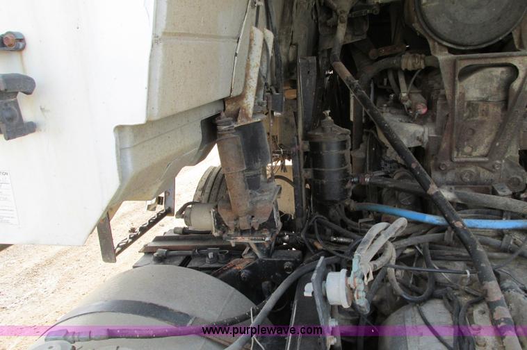 image for item E5031 1988 Mack MH613 semi truck