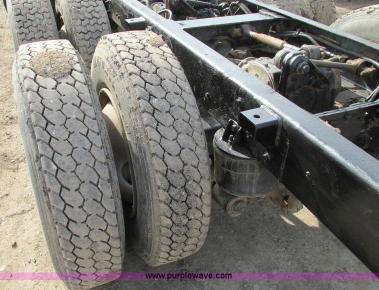 image for item E5031 1988 Mack MH613 semi truck