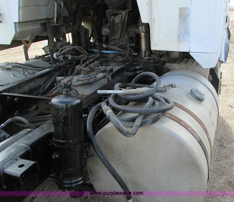 image for item E5031 1988 Mack MH613 semi truck