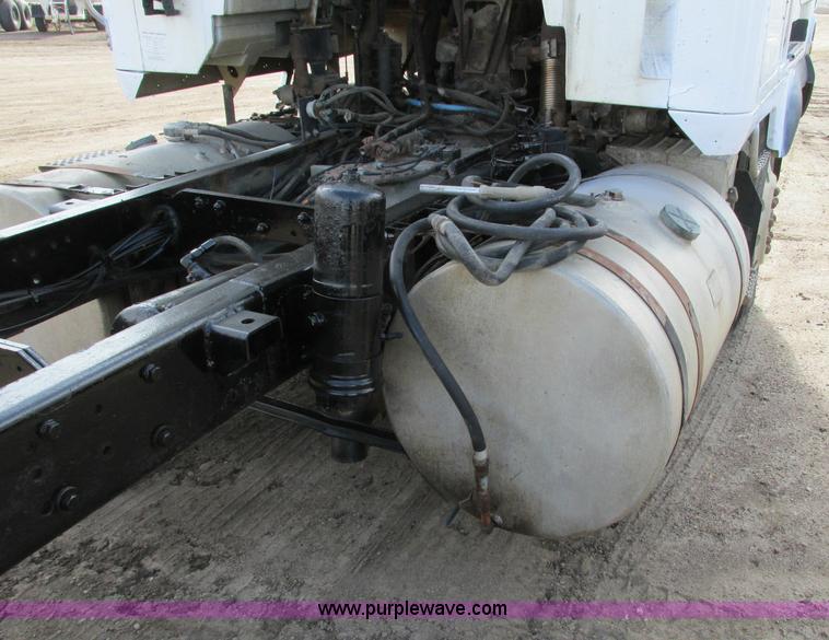 image for item E5031 1988 Mack MH613 semi truck