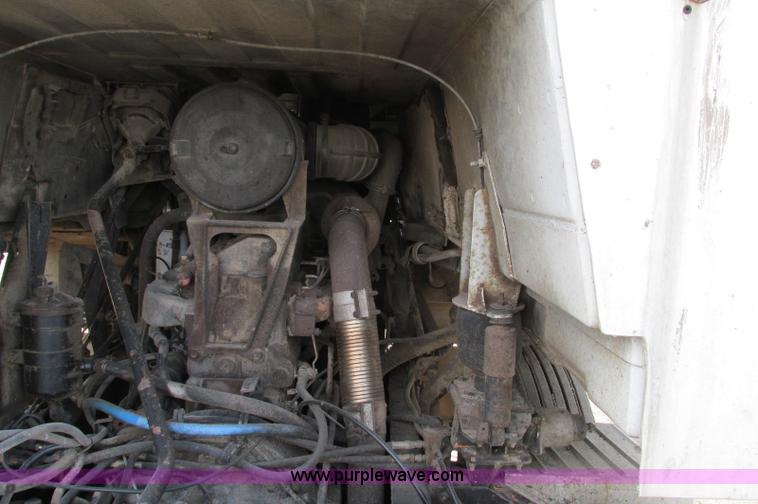image for item E5031 1988 Mack MH613 semi truck
