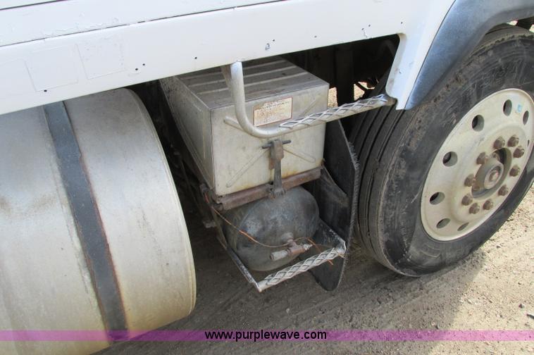 image for item E5031 1988 Mack MH613 semi truck