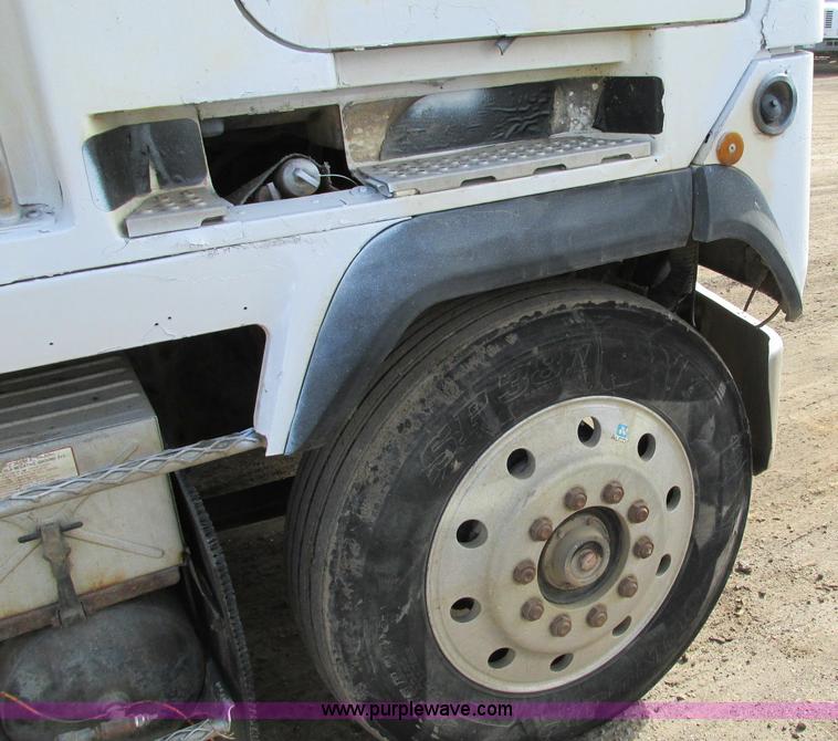image for item E5031 1988 Mack MH613 semi truck