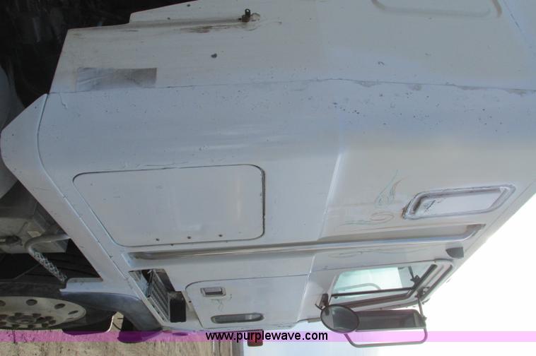 image for item E5031 1988 Mack MH613 semi truck
