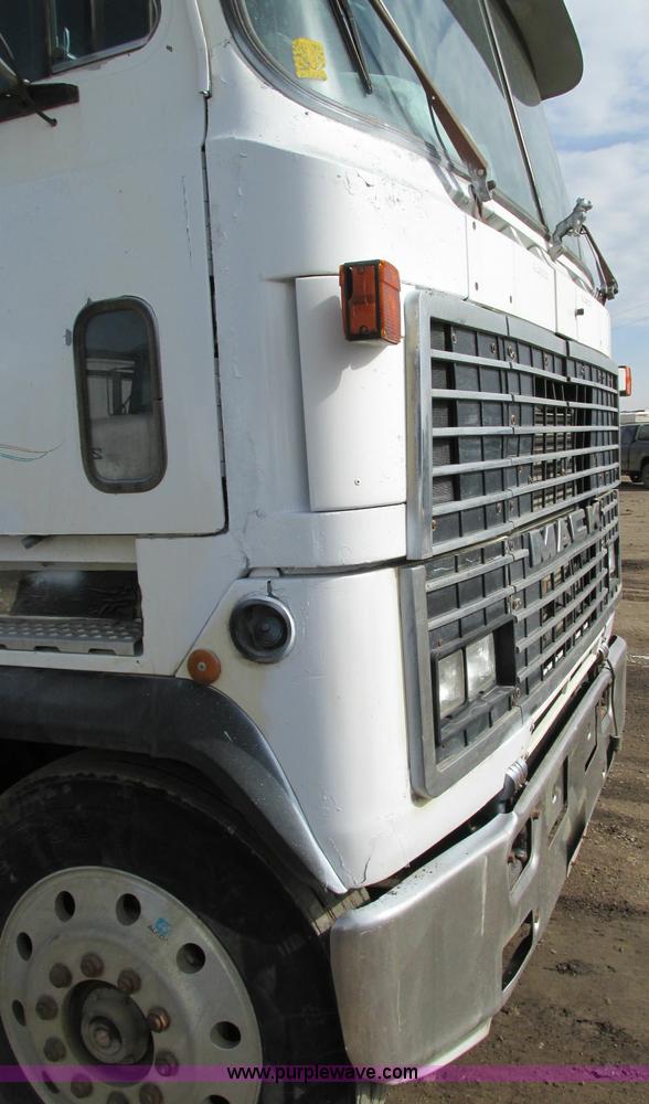 image for item E5031 1988 Mack MH613 semi truck