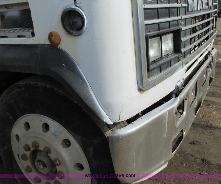 image for item E5031 1988 Mack MH613 semi truck
