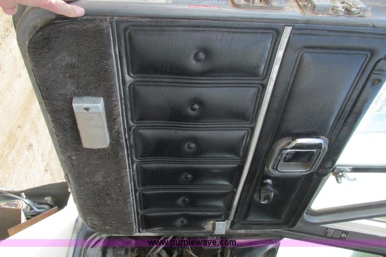 image for item E5031 1988 Mack MH613 semi truck