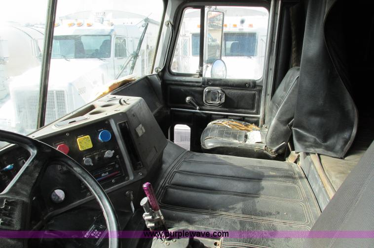 image for item E5031 1988 Mack MH613 semi truck