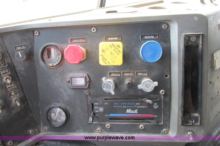 image for item E5031 1988 Mack MH613 semi truck