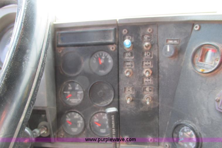 image for item E5031 1988 Mack MH613 semi truck
