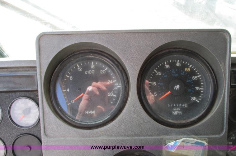 image for item E5031 1988 Mack MH613 semi truck