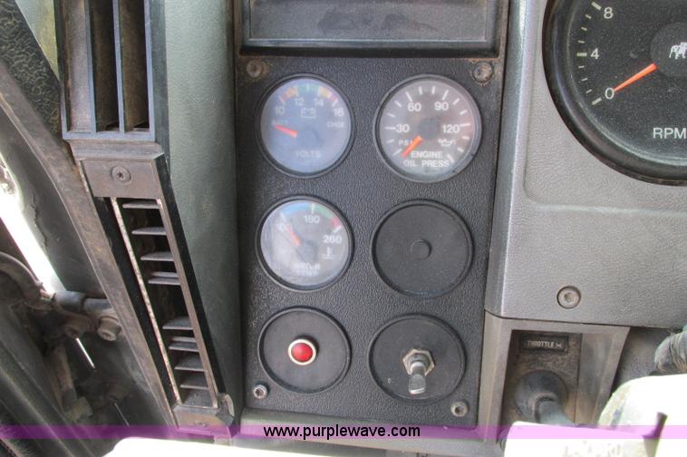 image for item E5031 1988 Mack MH613 semi truck