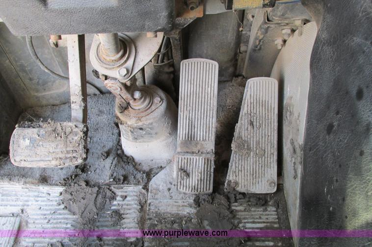 image for item E5031 1988 Mack MH613 semi truck