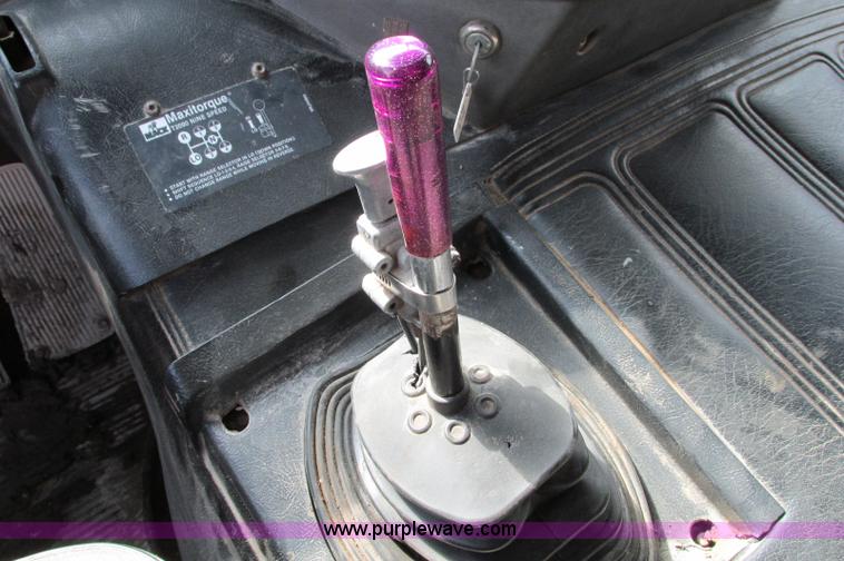 image for item E5031 1988 Mack MH613 semi truck