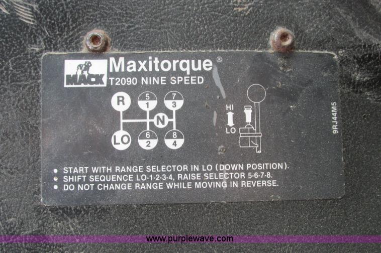 image for item E5031 1988 Mack MH613 semi truck