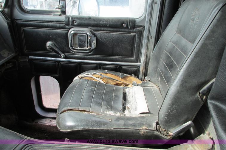 image for item E5031 1988 Mack MH613 semi truck