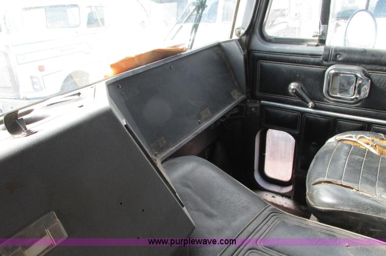 image for item E5031 1988 Mack MH613 semi truck