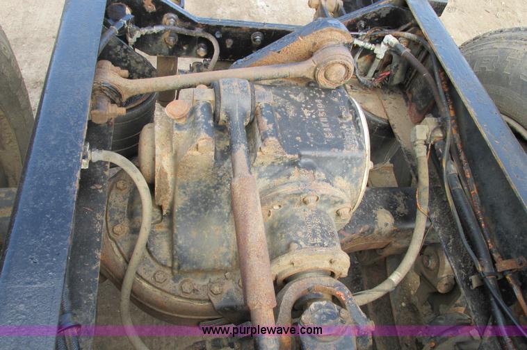 image for item E5031 1988 Mack MH613 semi truck