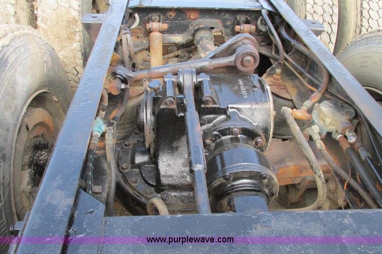 image for item E5031 1988 Mack MH613 semi truck