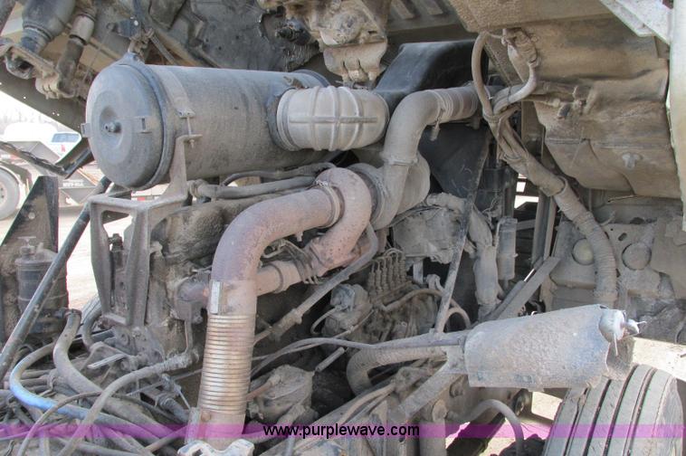 image for item E5031 1988 Mack MH613 semi truck