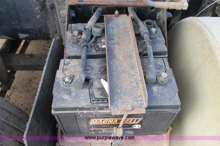 image for item E5031 1988 Mack MH613 semi truck
