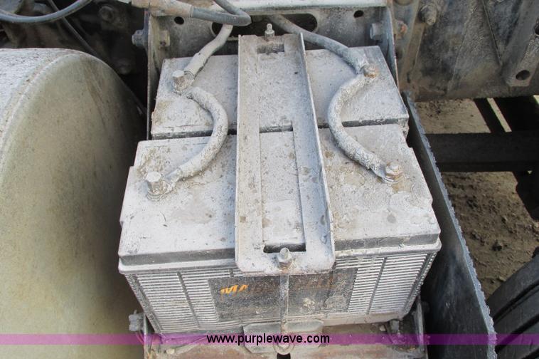 image for item E5031 1988 Mack MH613 semi truck