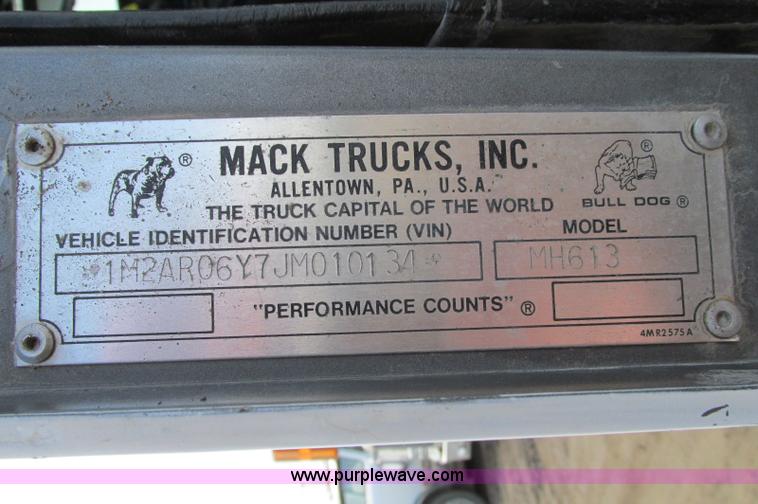 image for item E5031 1988 Mack MH613 semi truck