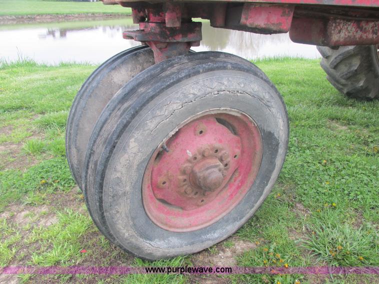 image for item E7205 International Farmall 460 tractor