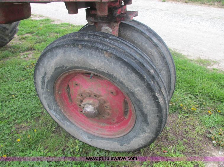 image for item E7205 International Farmall 460 tractor