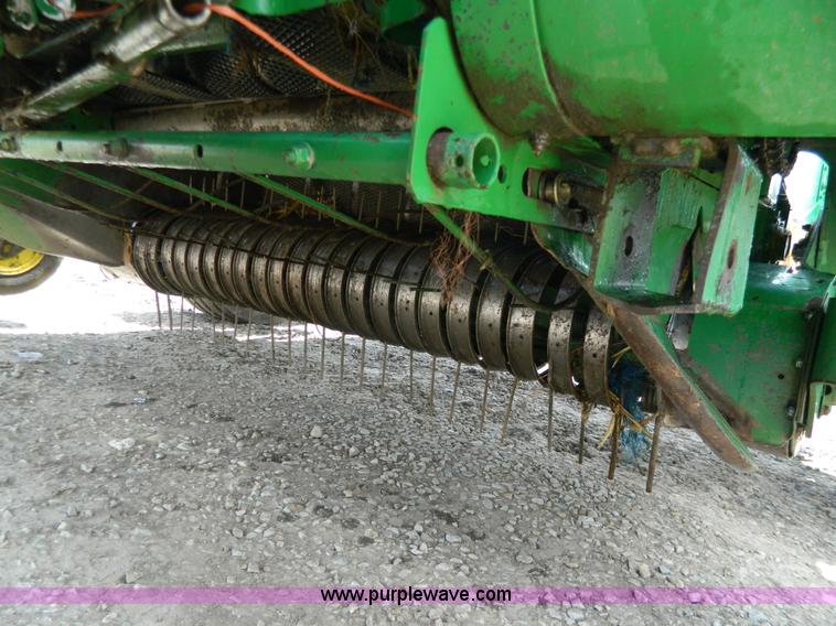 image for item G7854 1998 John Deere 566 round baler