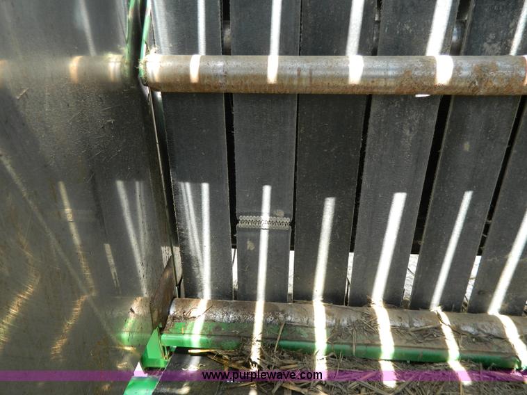 image for item G7854 1998 John Deere 566 round baler