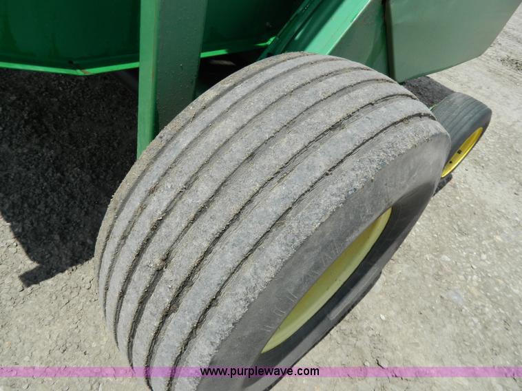image for item G7854 1998 John Deere 566 round baler
