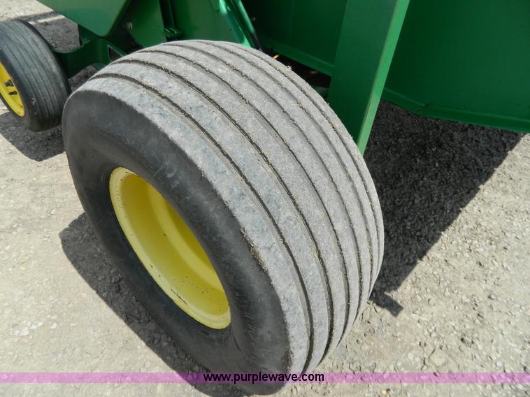 image for item G7854 1998 John Deere 566 round baler