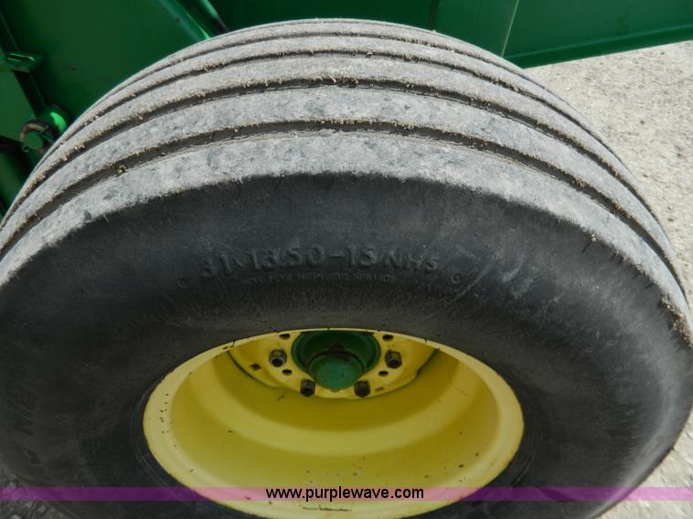 image for item G7854 1998 John Deere 566 round baler
