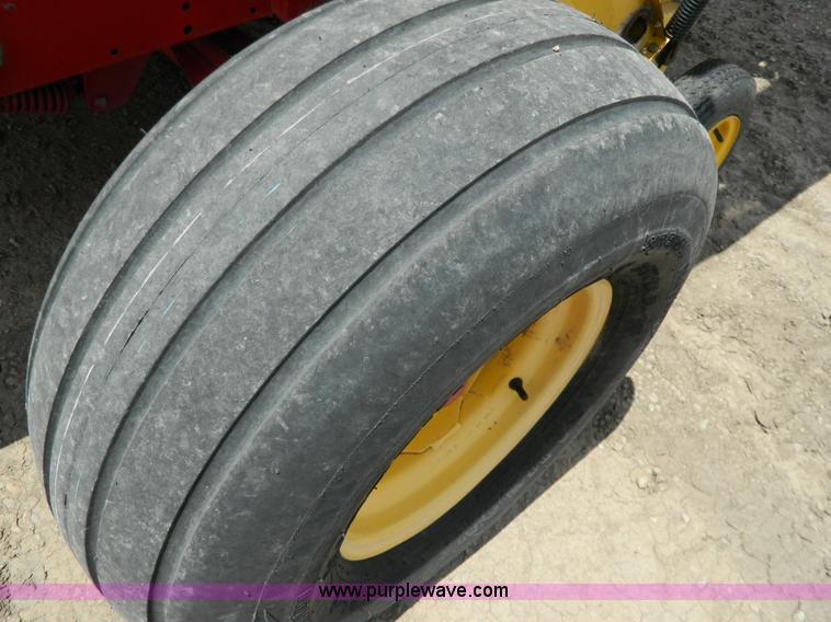 image for item G7855 2003 New Holland BR780 round baler