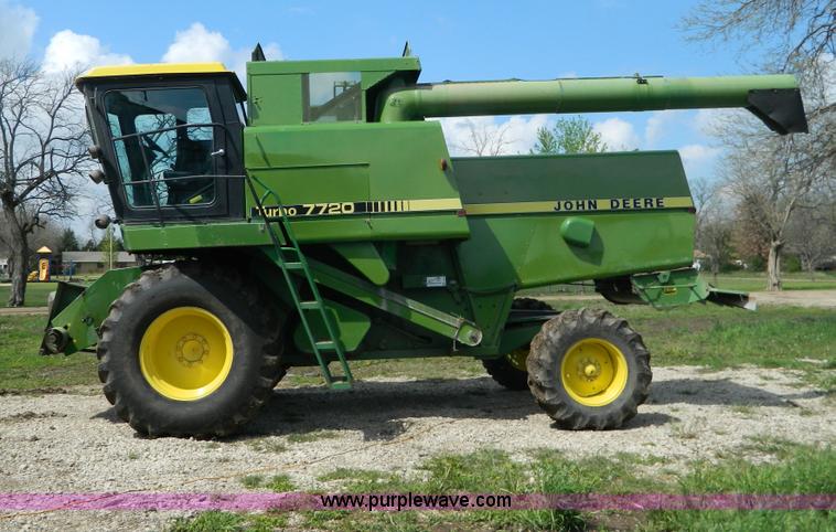 image for item G7859 1984 John Deere 7720 Turbo combine