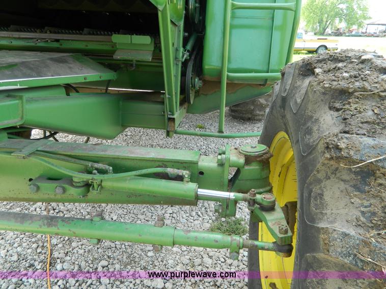 image for item G7859 1984 John Deere 7720 Turbo combine